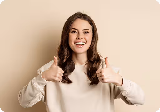 девушка улыбается