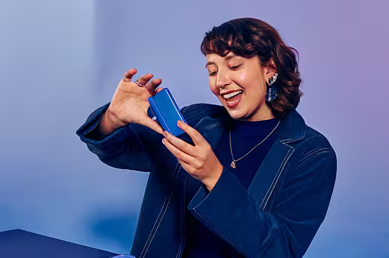 девушка с телефоном