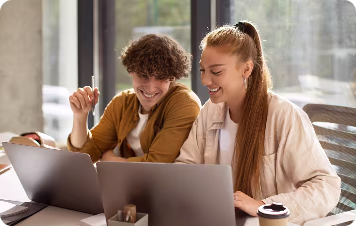 девушка и парень за ноутбуками