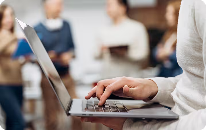 человек за ноутбуком