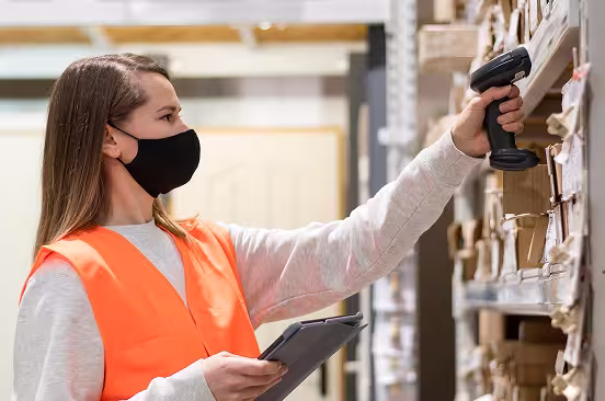 девушка на складе