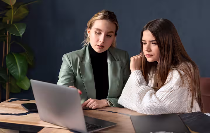 девушки за ноутбуком
