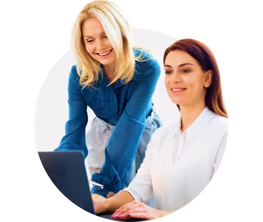 2 девушки перед ноутбуком