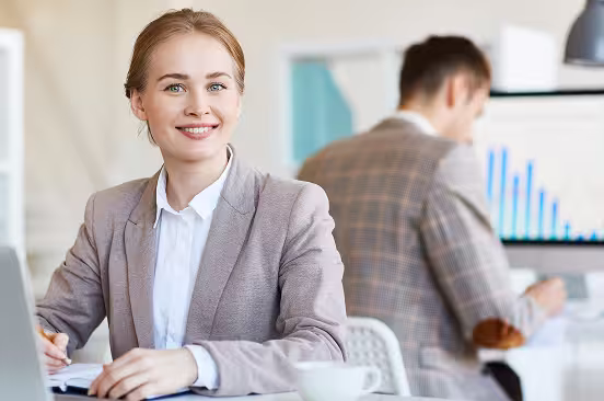 девушка за ноутбуком