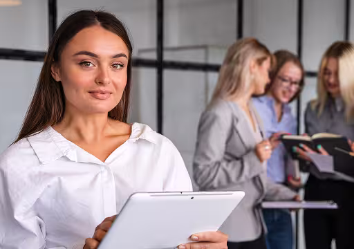 девушка и планшет